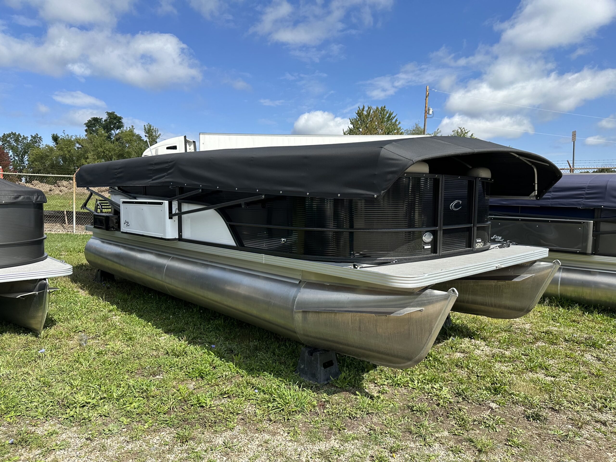 2023 Crest Classic LX 220 SLC Demo with 2020 Mercury 90hp Command Thrust