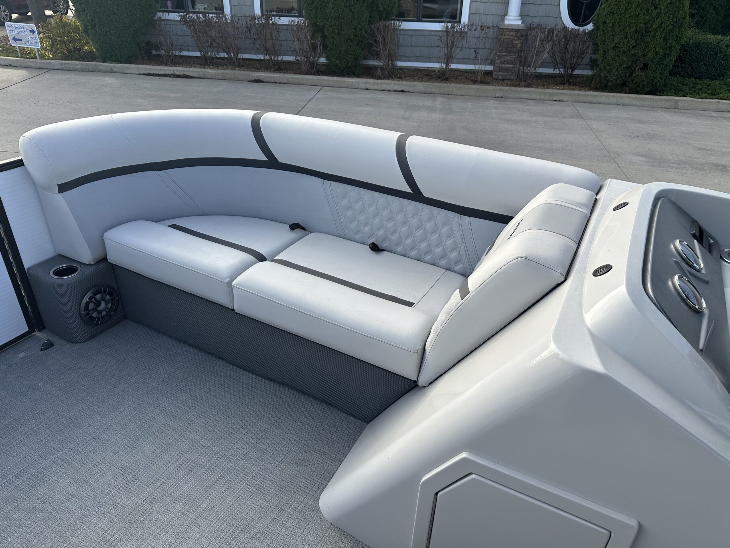 2023 Crest Classic DLX 220 SLSC Easy Cover Equipped  90hp Mercury