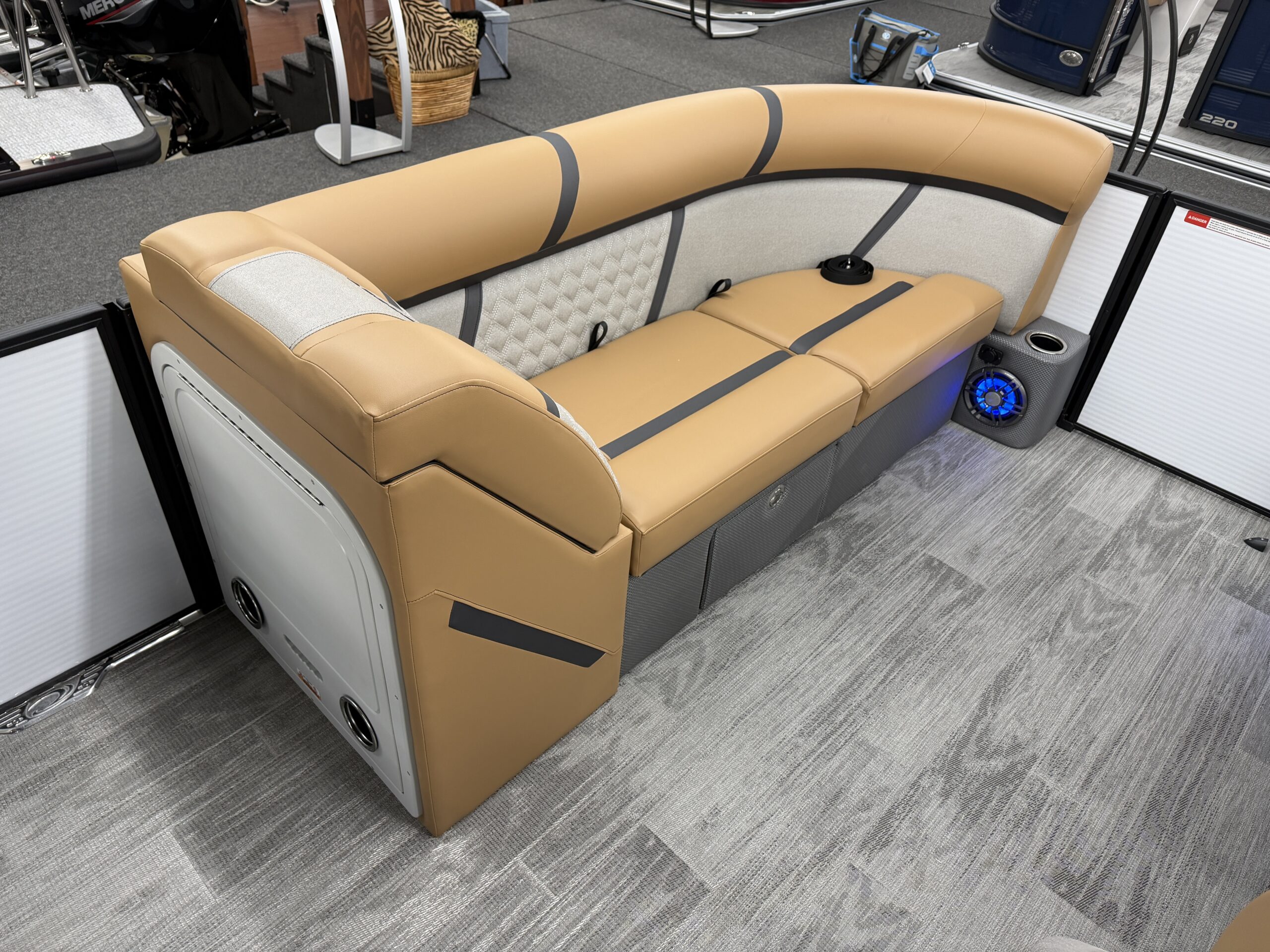 2025 Crest Classic 220 SLSC Mercury 115hp  Easy Cover