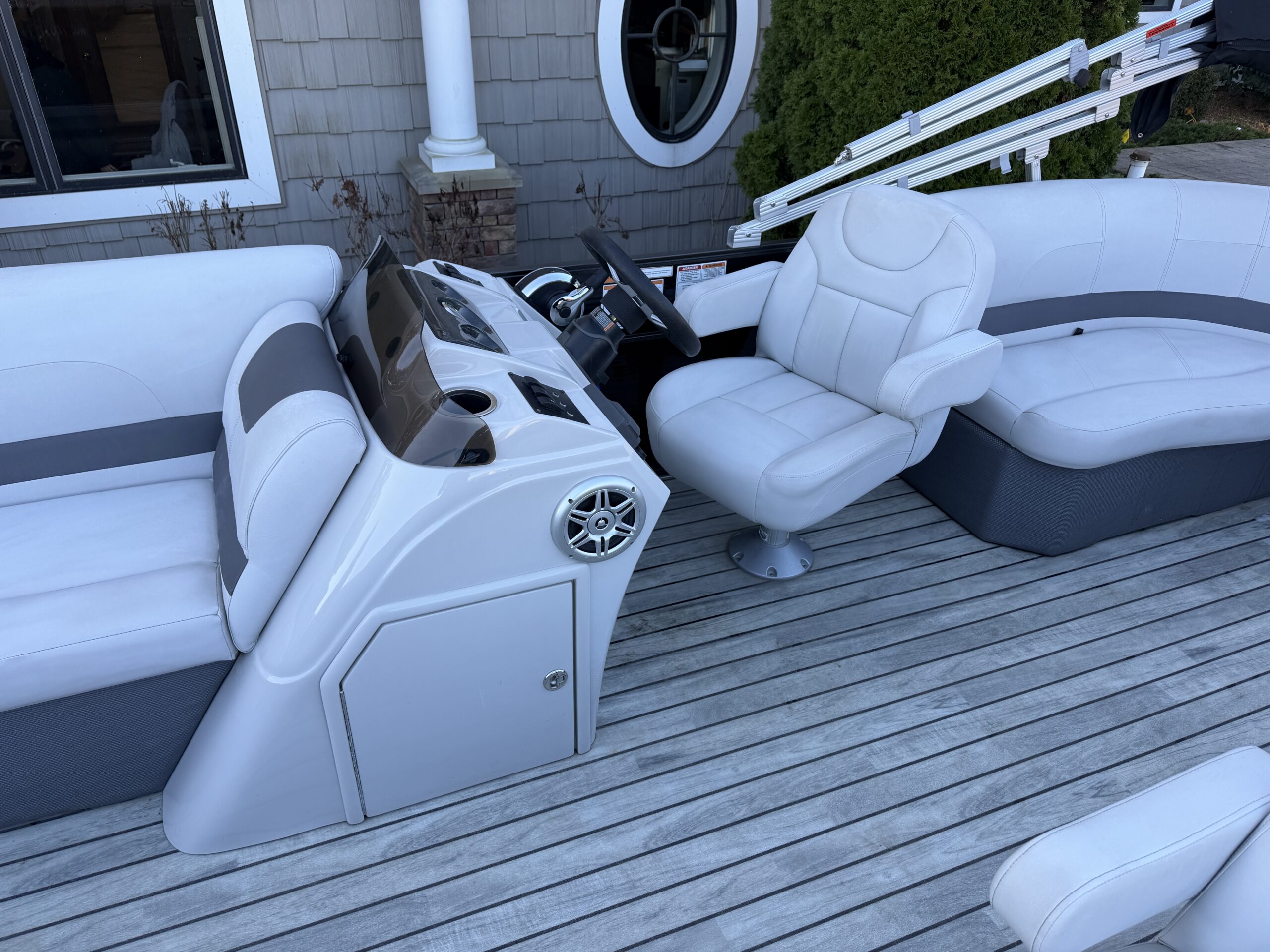 2017 Crest I 220 SLC  Mercury 115hp Command Thrust