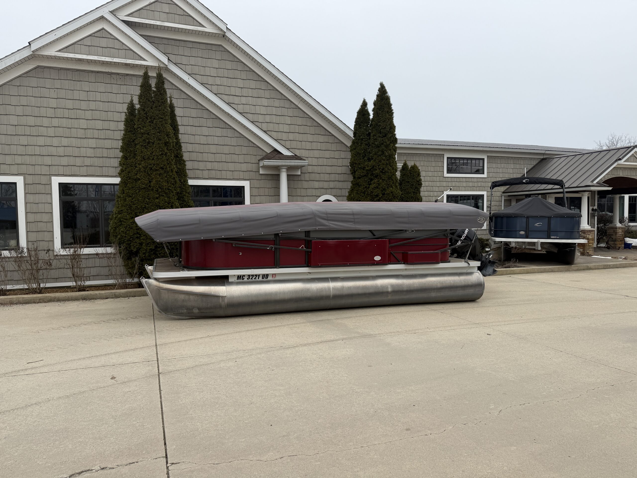 2018 Crest I 200 2011 Mercury 50hp and Easy Cover