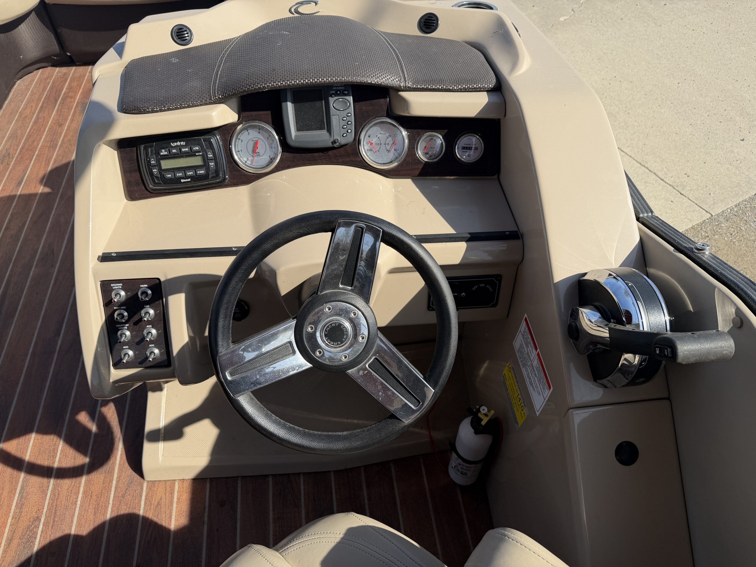 2015 Crest Classic 230 SLC 115hp Mercury Easy Cover and Sea Legs