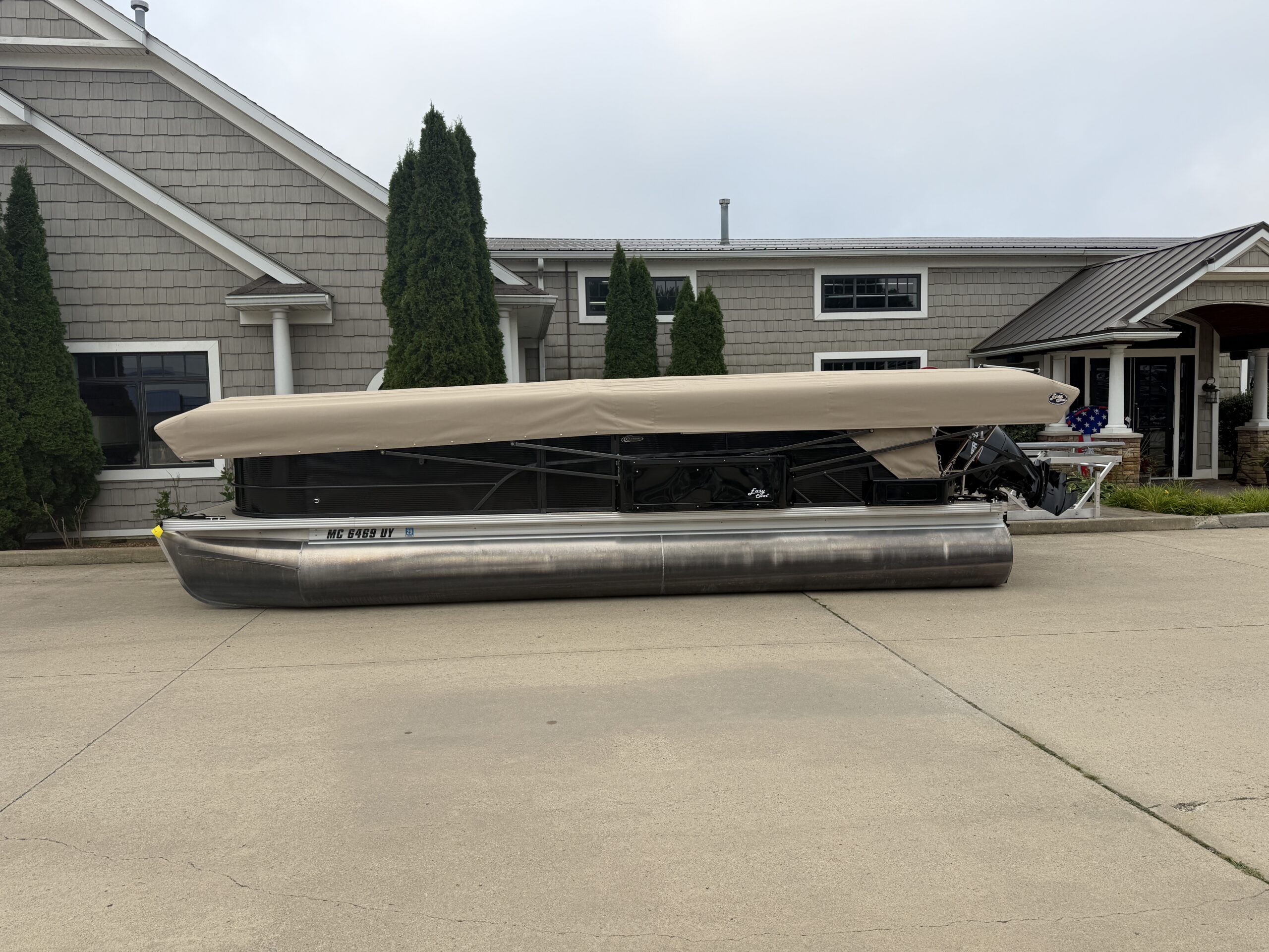 2023 Crest Classic LX 240 SLSC Mercury 115hp  Easy Cover & Sea Legs