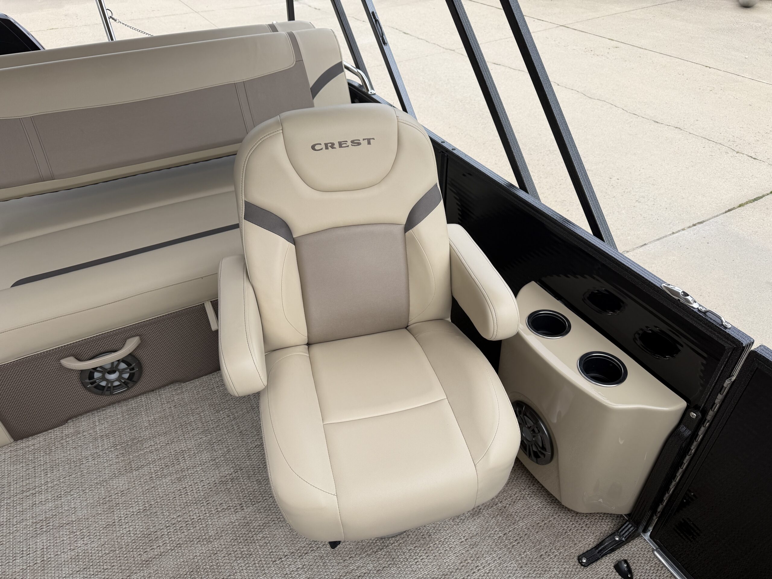 2023 Crest Classic LX 240 SLSC Mercury 115hp  Easy Cover & Sea Legs