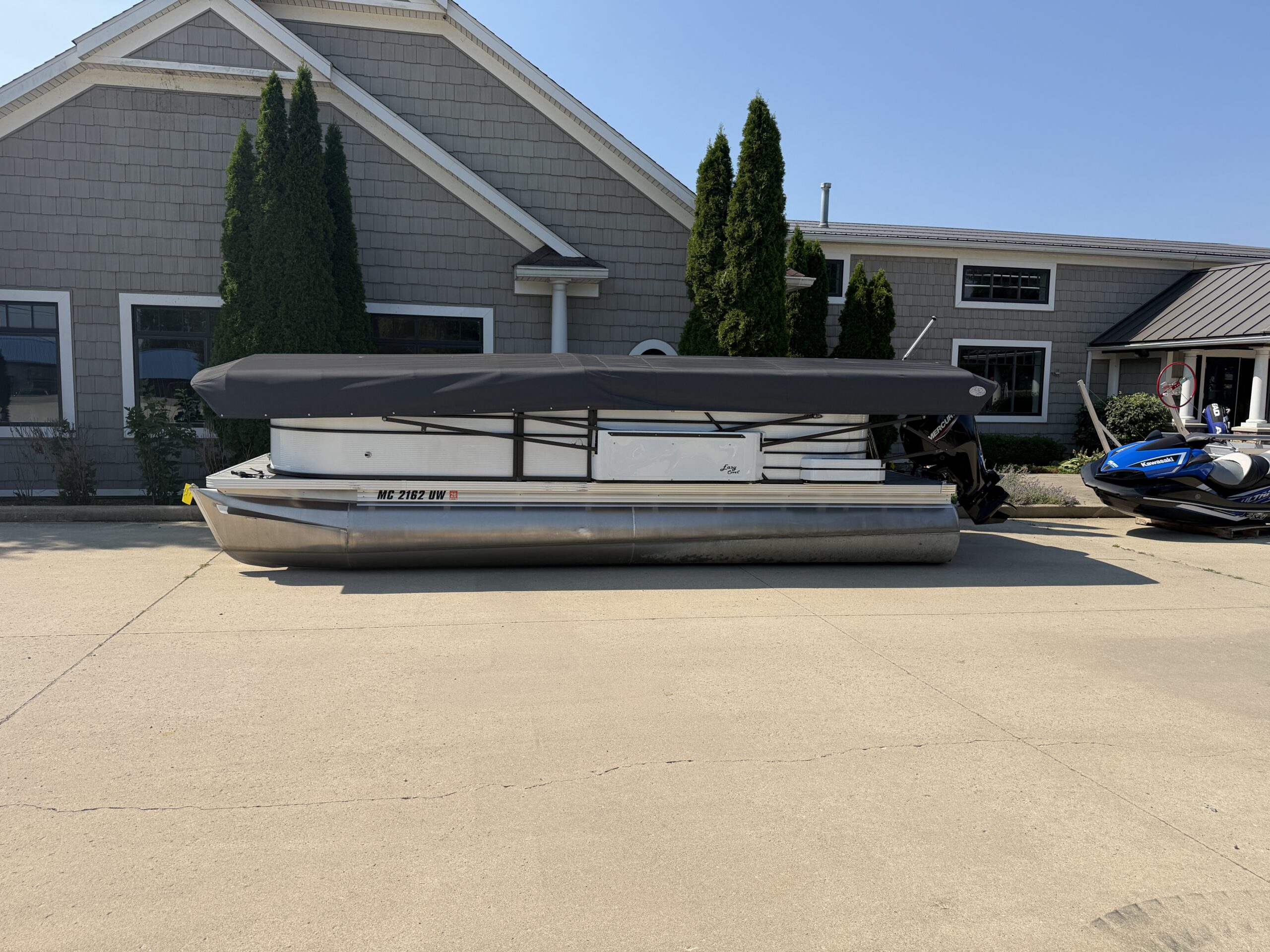 2022 Crest Classic DLX 220 SLC  Mercury 90hp  Easy Cover