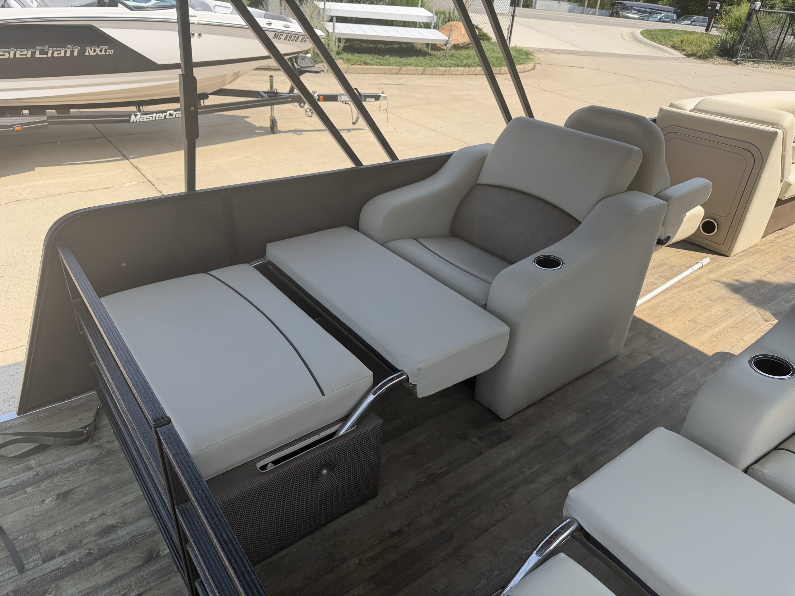 2020 Crest Classic DLX 220 SLRC Mercury 60hp  Easy Cover