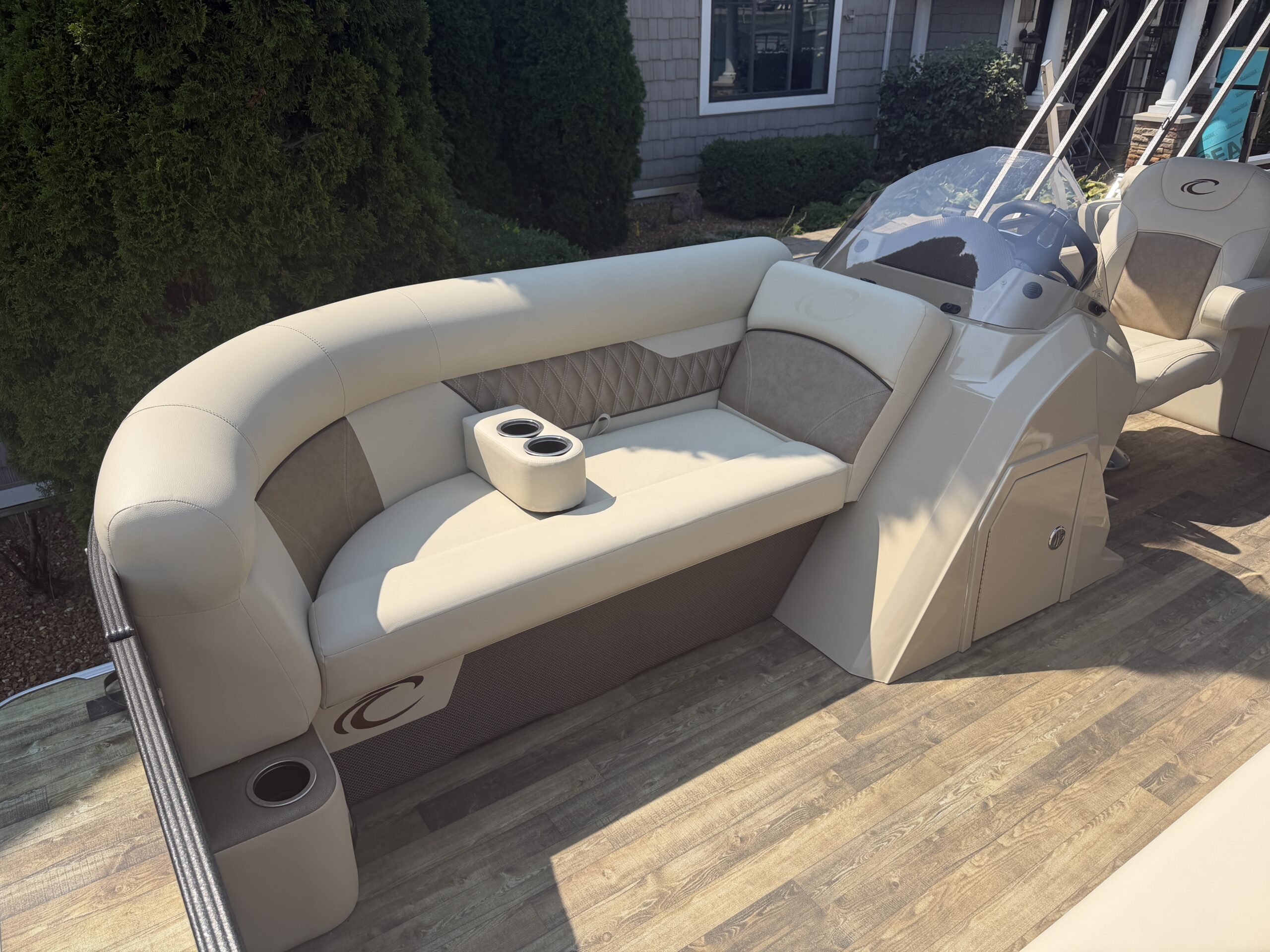 2020 Crest Classic DLX 220 SLRC Mercury 60hp  Easy Cover