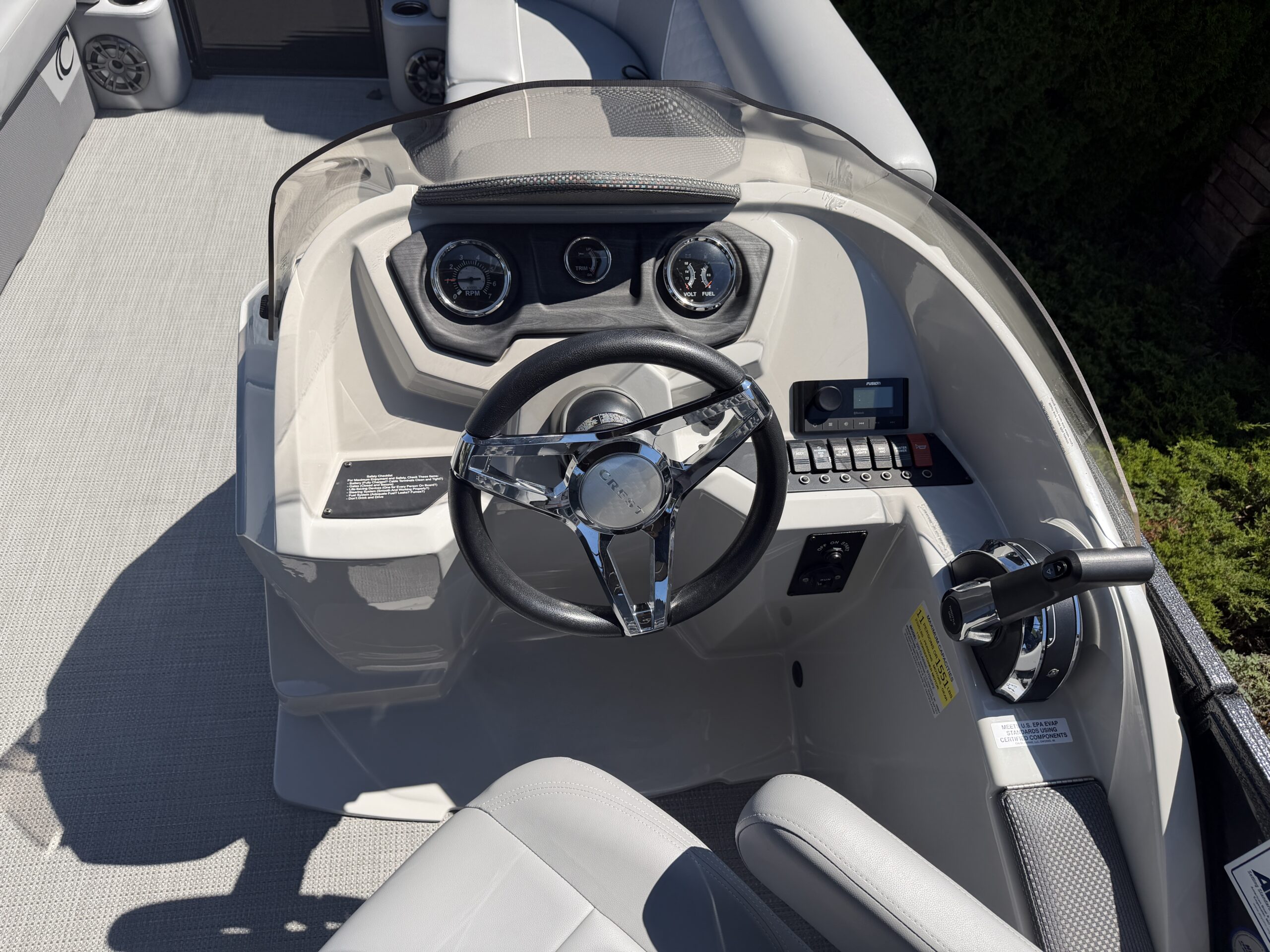 2022 Crest Classic DLX 220 SLC  Mercury 115hp  Easy Cover
