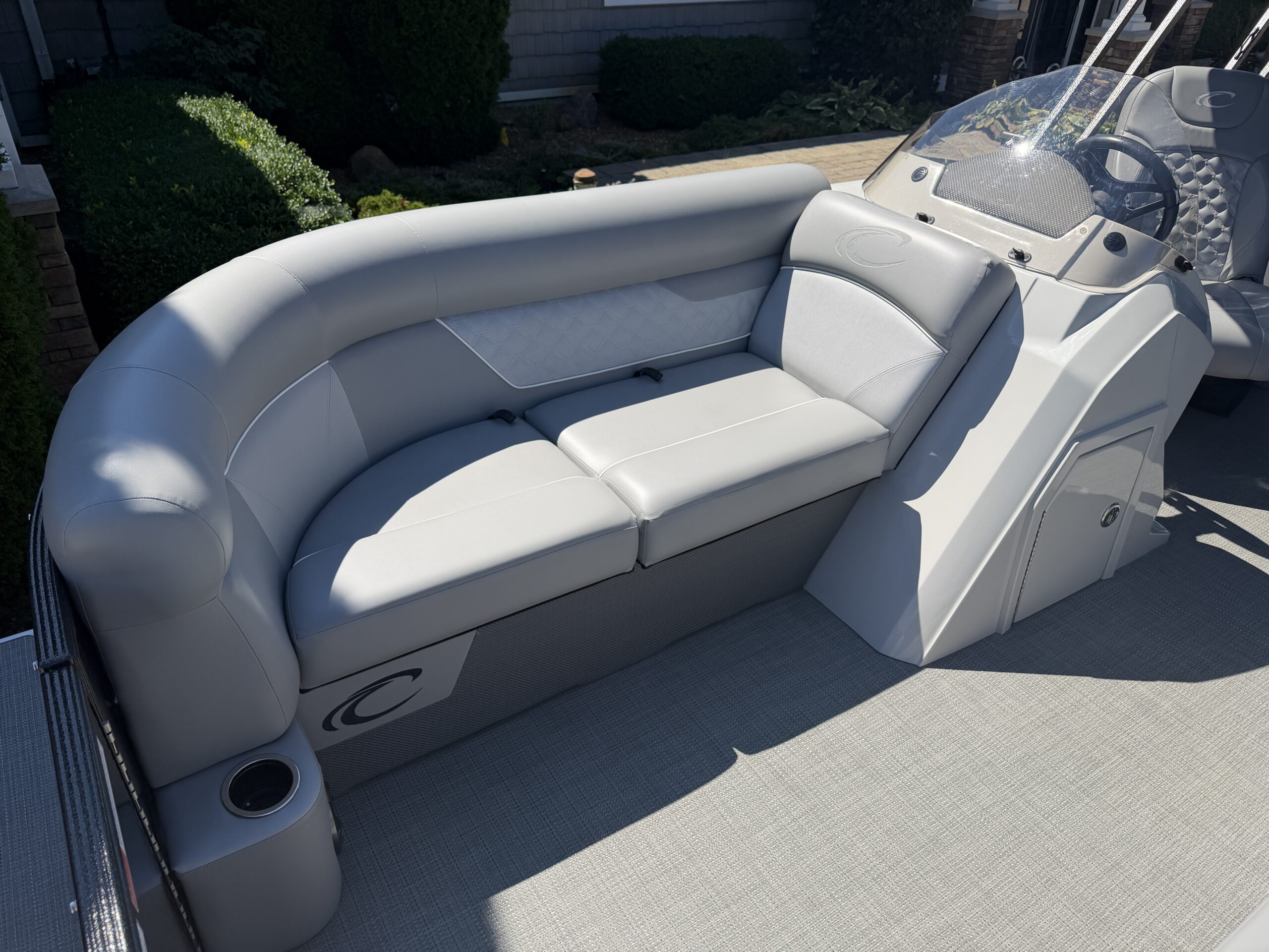 2022 Crest Classic DLX 220 SLC  Mercury 115hp  Easy Cover