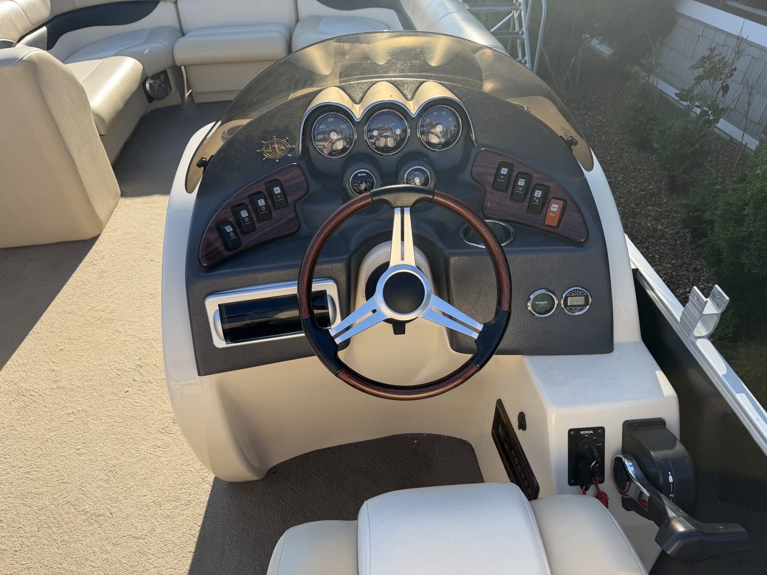 2012 Godfrey Aqua Patio 24'  Honda 90hp